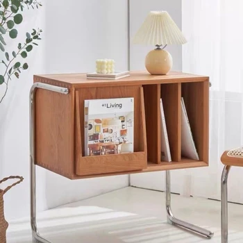 Tömör fa felfüggesztett kis könyvespolc nappaliban kanapé oldalán kabinet egyszerű erkély magazin szekrény tároló dekoráció szekrény