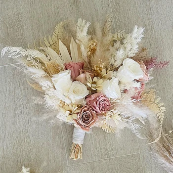 Füves Pusztán Bohém Stílusú Esküvői Csokor A Menyasszony Kezében Virágot Koszorúslány Tartja Rose Száraz Virágot Otthoni Dekoráció